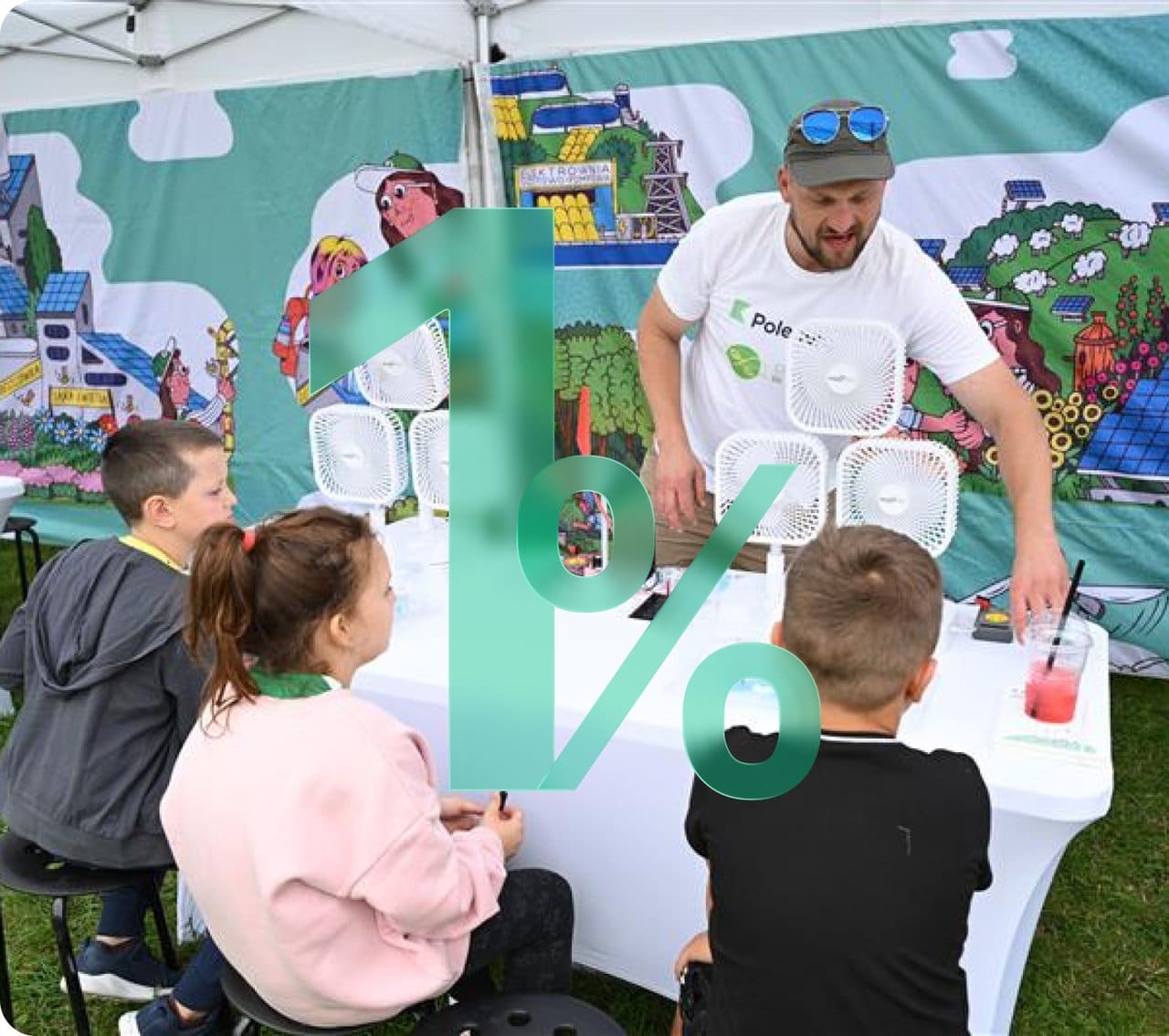 Dzieci przy stoisku edukacyjnym Polenergii