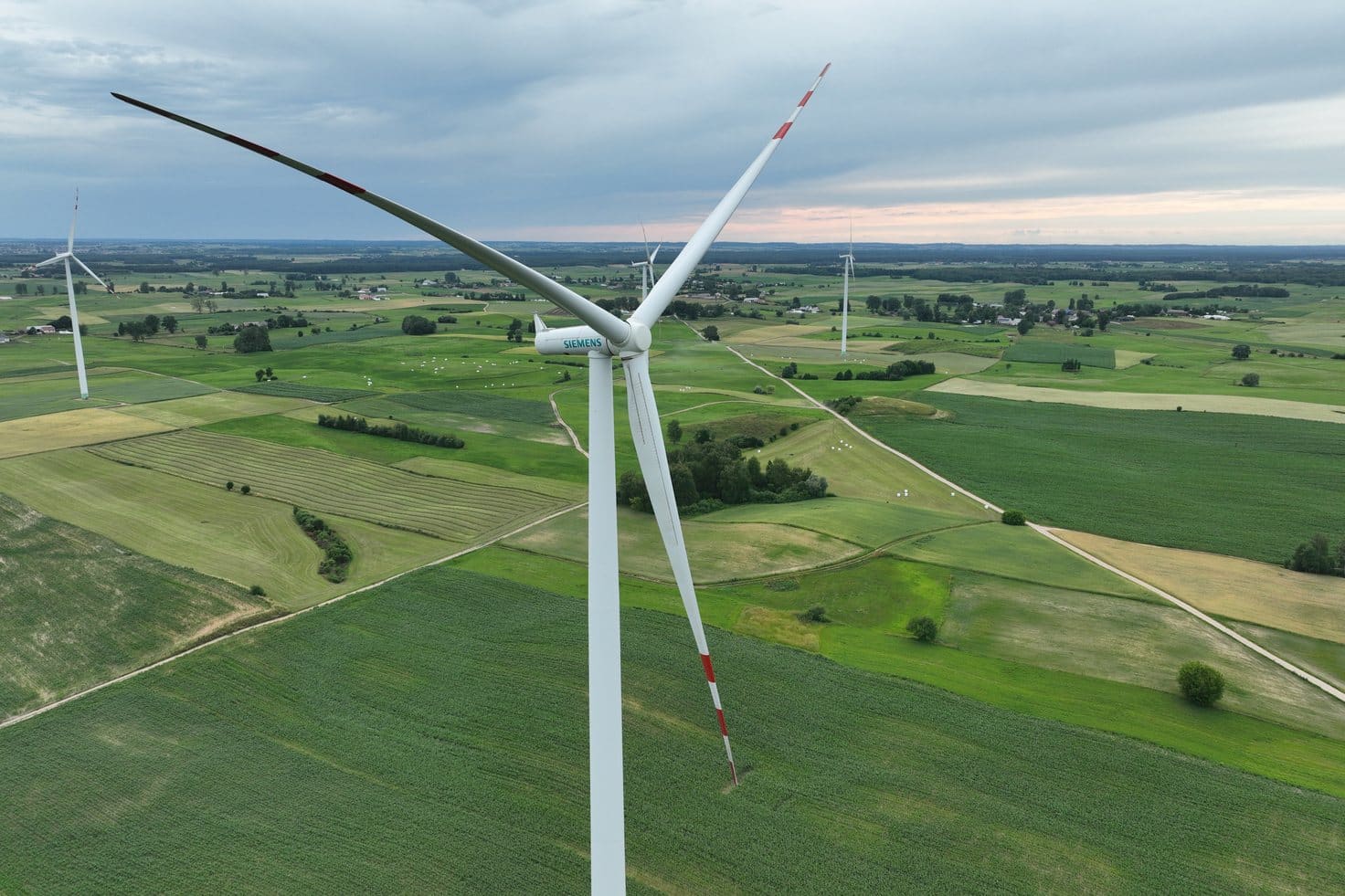 Farma wiatrowa wśród pól